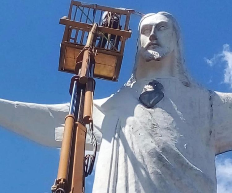 Imagem do Cristo Redentor está sendo revitalizada através de uma parceria entre a prefeitura e colaboradores