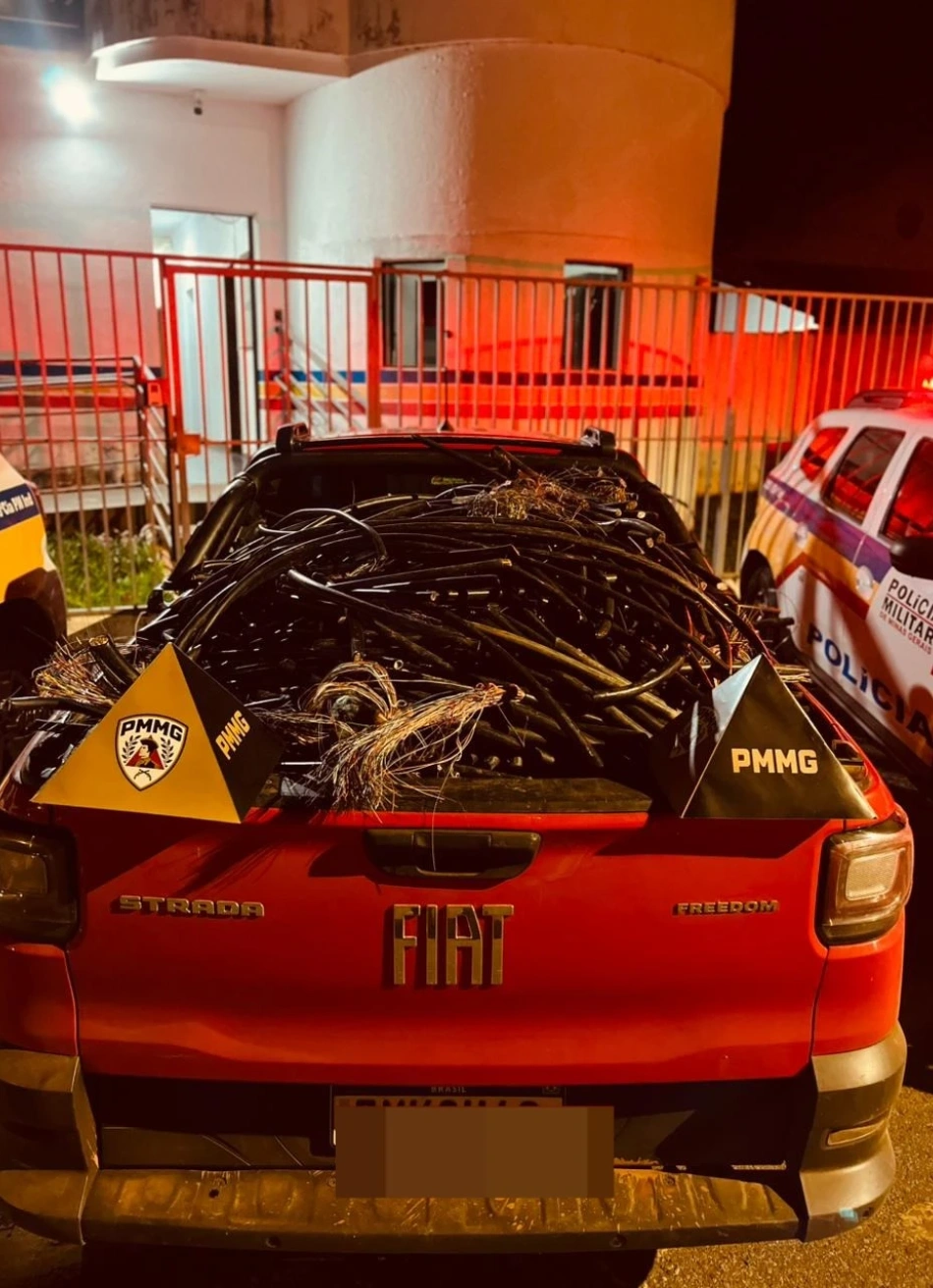 Papagaios – PM prende suspeitos por receptação e apreende grande quantidade de fios de cobre.