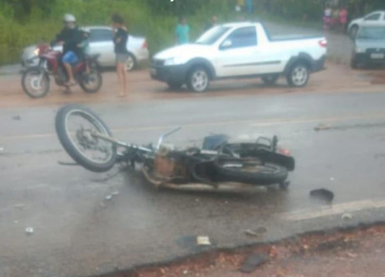 Duas pessoas morreram no bairro Santos Dumont após um acidente envolvendo uma moto e um ônibus da prefeitura
