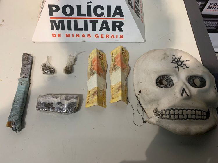 Homem é preso em Divinópolis com droga, dinheiro, uma máscara e uma faca