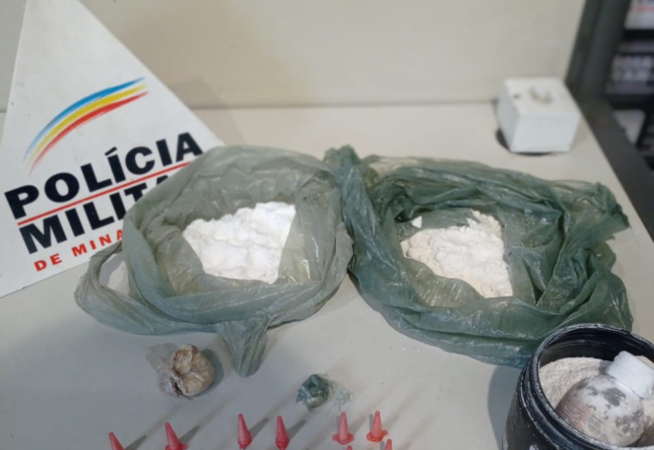 Suspeito de envolvimento no tráfico de drogas é preso pela Polícia Militar em Divinópolis