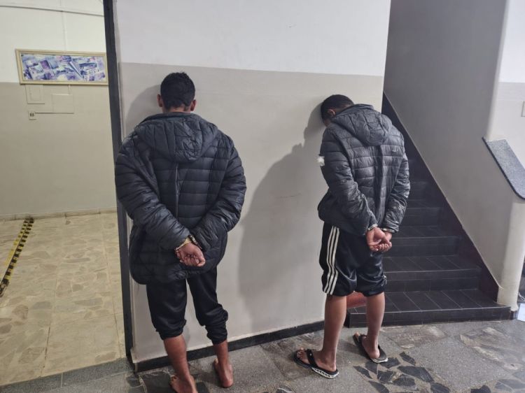 Jovens são detidos após conduzirem veículo automotor sob a influência de álcool e de substância psicoativa com potencial de causar dependência.