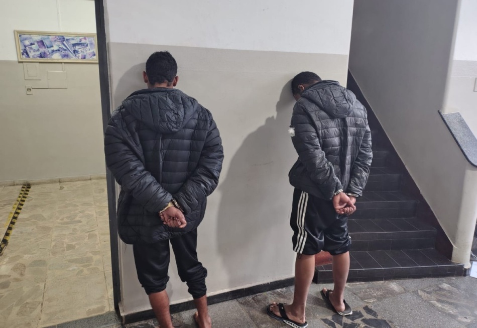 Jovens são detidos após conduzirem veículo automotor sob a influência de álcool e de substância psicoativa com potencial de causar dependência.