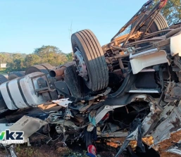 Motorista morre após capotamento de caminhão na BR-262, em Nova Serrana