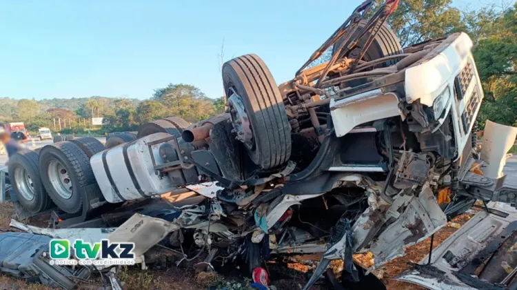 Motorista morre após capotamento de caminhão na BR-262, em Nova Serrana