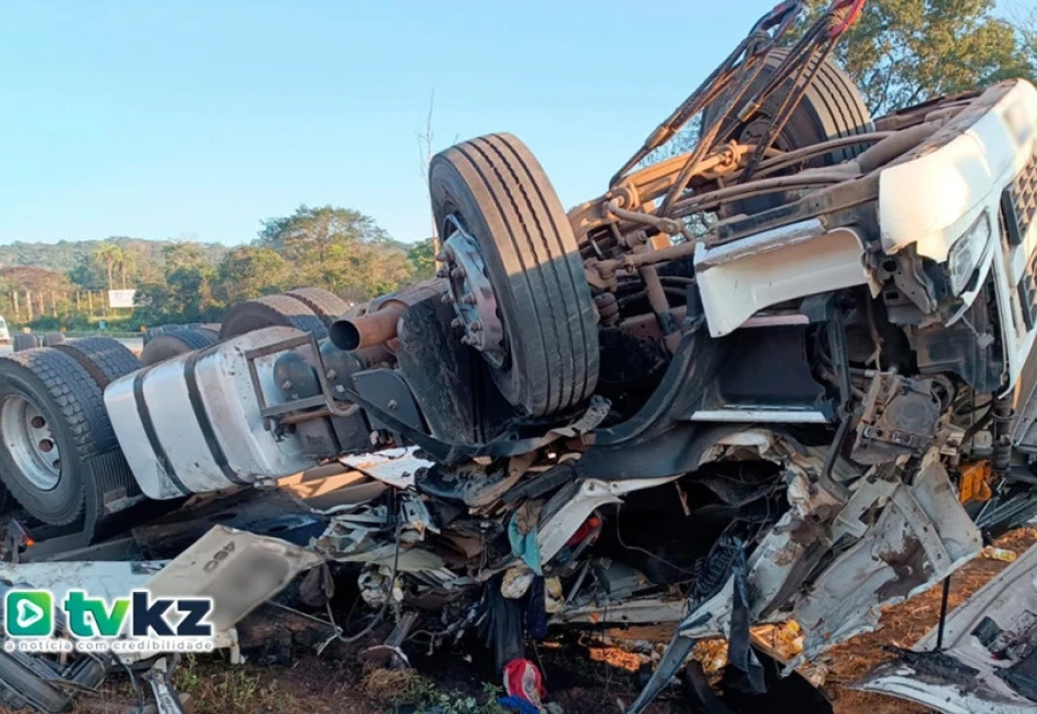 Motorista morre após capotamento de caminhão na BR-262, em Nova Serrana