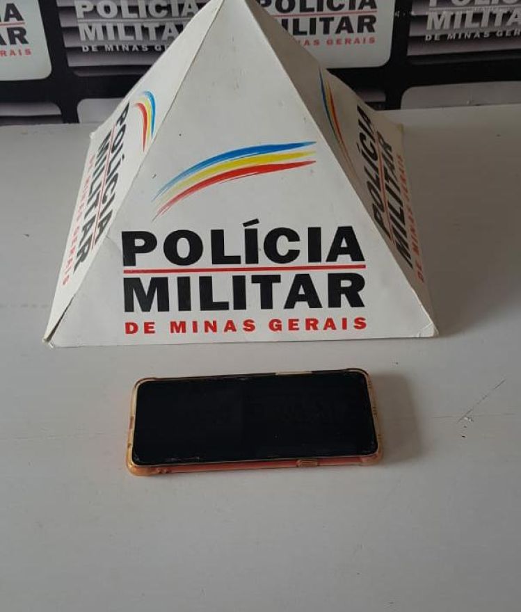 Polícia Militar prende mulher acusada de roubar um smartphone em Abaeté