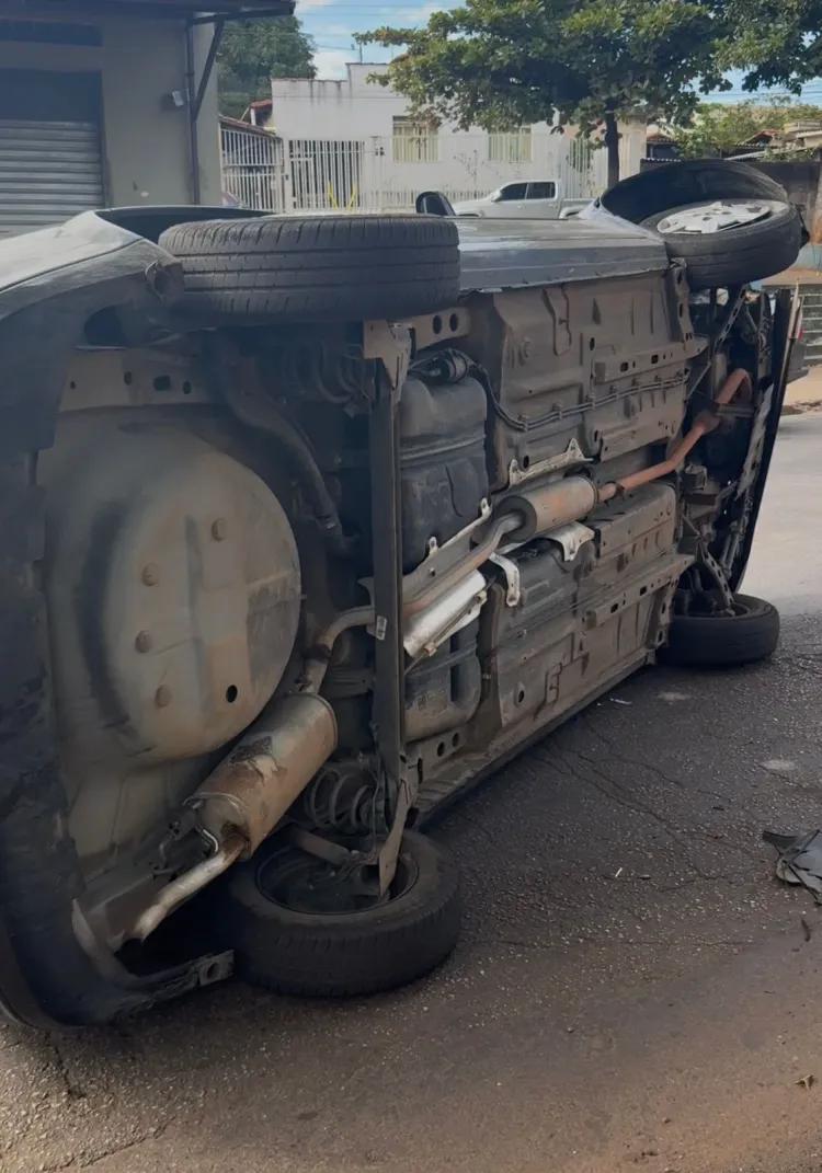Homem capota veículo após dormir no volante em Pará de Minas