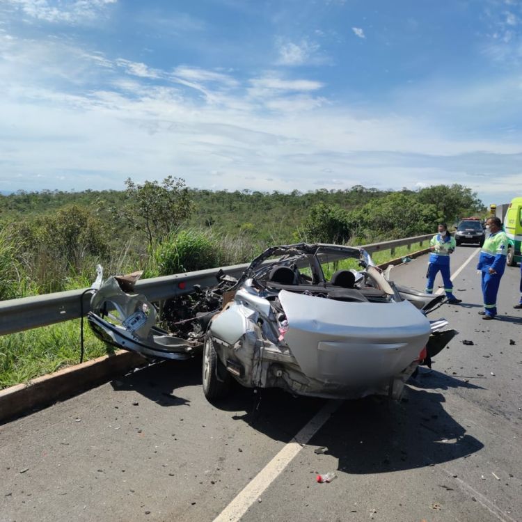 Colisão frontal entre carro de passeio e caminhão-baú provoca a morte de cinco pessoas de uma mesma família em Montes Claros