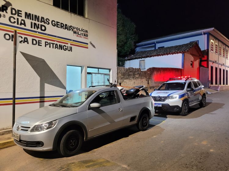 EM AÇÃO RÁPIDA PM RECUPERA EM ONÇA DE PITANGUI MOTOCICLETA QUE HAVIA SIDO FURTADA MINUTOS ATRÁS NO BAIRRO GRÃO PARÁ.