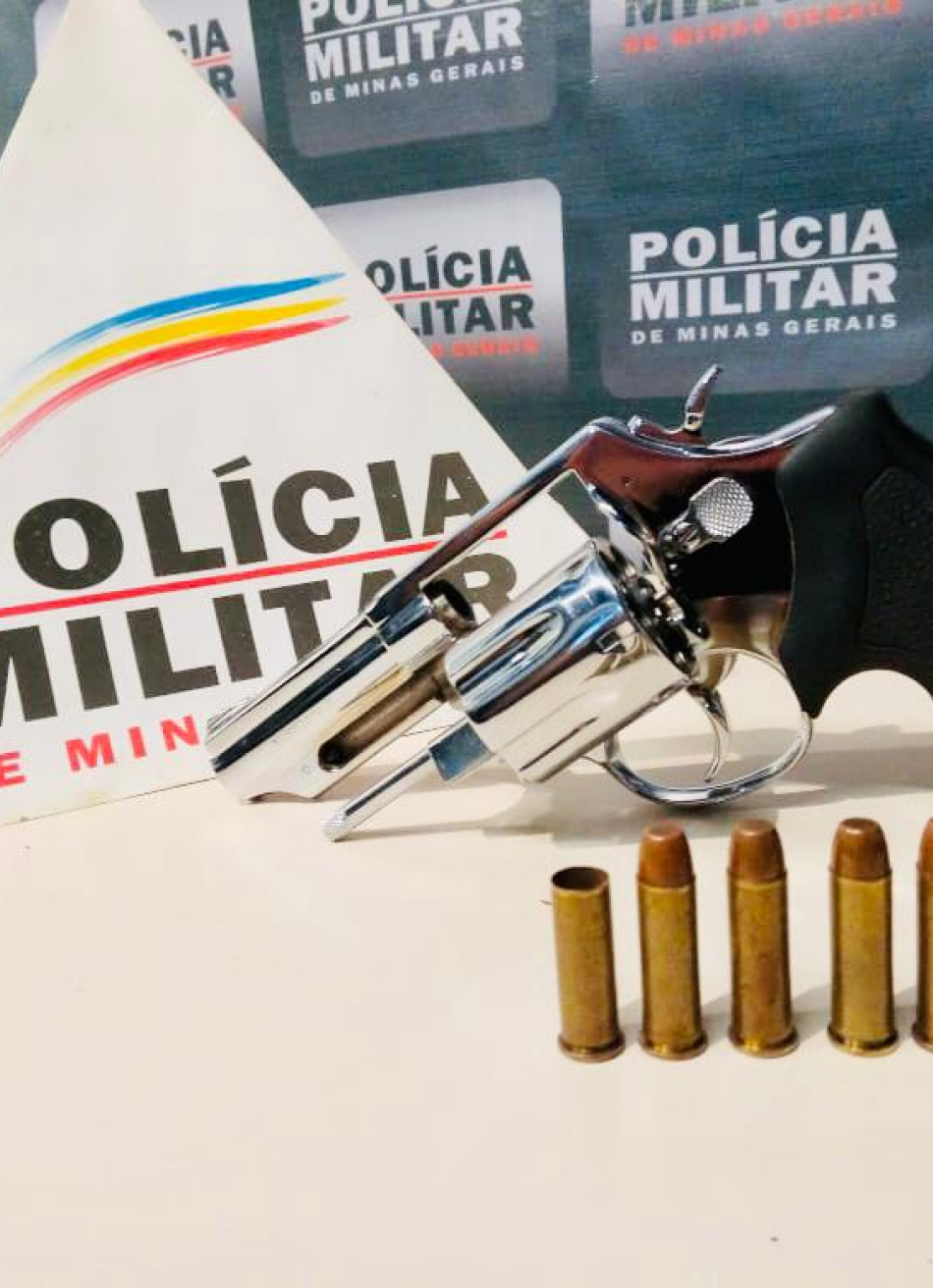 Casal é detido em Divinópolis suspeito de ameaçar rapaz de 21 anos com uma arma de fogo