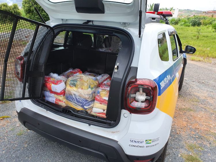Polícia Militar e voluntários fizeram nesse domingo entrega de 85 cestas básicas para famílias de Pará de Minas