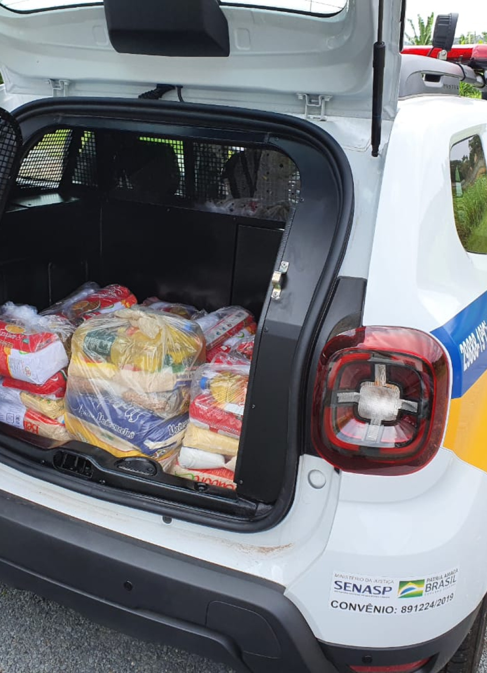 Polícia Militar e voluntários fizeram nesse domingo entrega de 85 cestas básicas para famílias de Pará de Minas