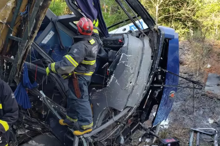 ANTT divulgou nota informando que ônibus que caiu de ponte não tinha autorização para transportar passageiros