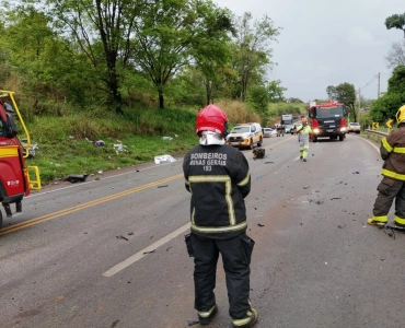 Acidente envolvendo quatro veículos deixa duas vítimas fatais e outras três feridas na MG-050, em Itaúna/MG