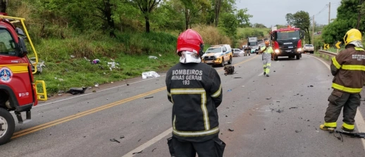 Acidente envolvendo quatro veículos deixa duas vítimas fatais e outras três feridas na MG-050, em Itaúna/MG