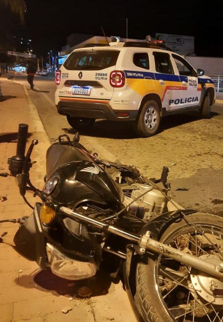 Polícia Militar prende dupla suspeita de planejar roubos com arma de fogo e moto furtada