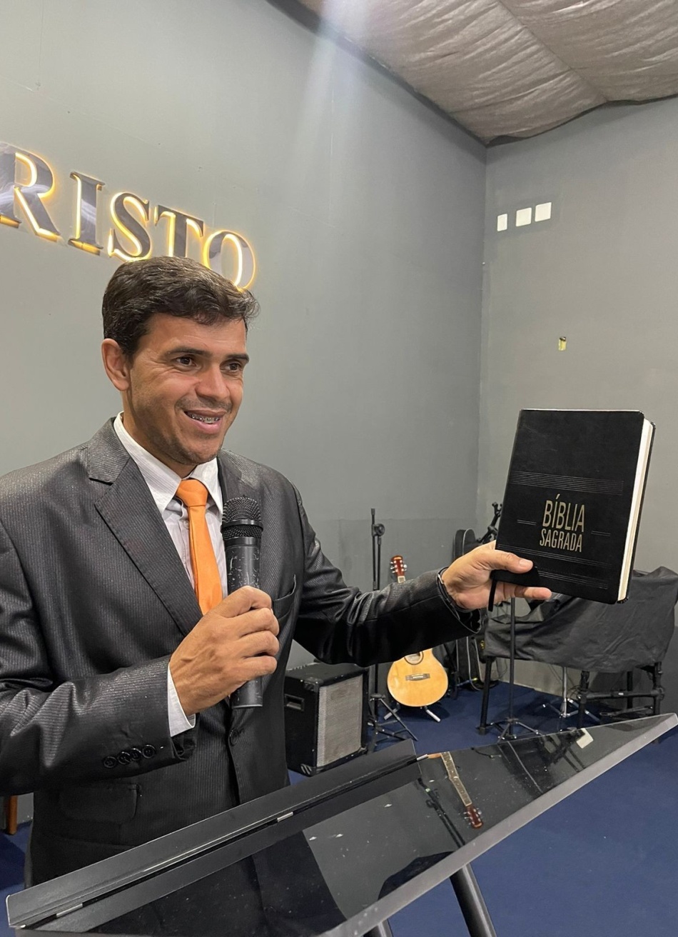 Erguendo um altar em adoração a Deus.