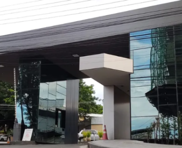 Jovem é atingido por disparos no peito e no pescoço dentro de academia em Divinópolis