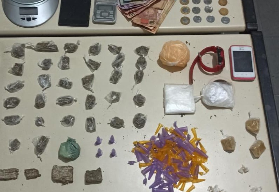 Pai e filho são presos em Itaúna por tráfico de drogas