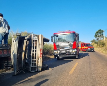 Tombamento de caminhão é registrado na BR-352, próximo ao povoado de Gorduras