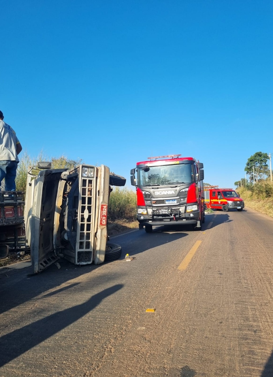 Tombamento de caminhão é registrado na BR-352, próximo ao povoado de Gorduras