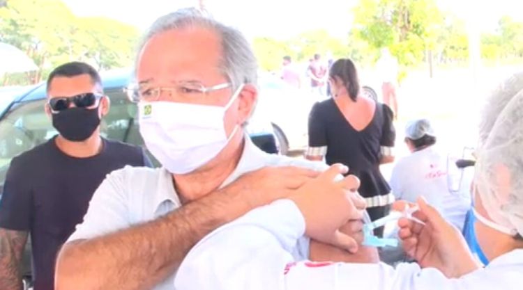 Ministro Paulo Guedes recebeu neste sábado a primeira dose da vacina contra a Covid-19