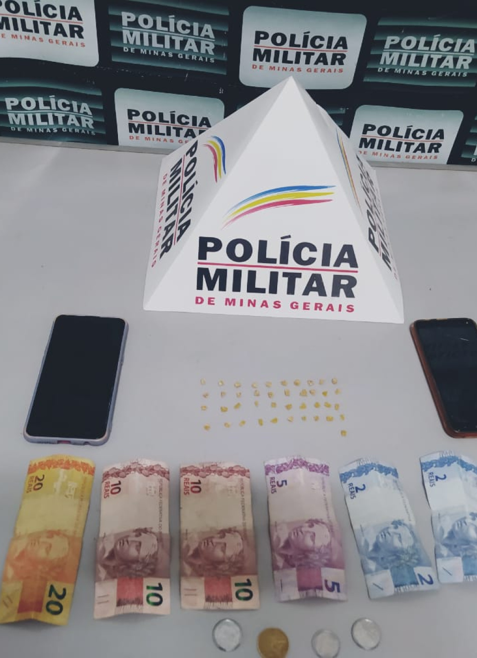 Dupla é presa no bairro Santos Dumond acusada de tráfico de drogas