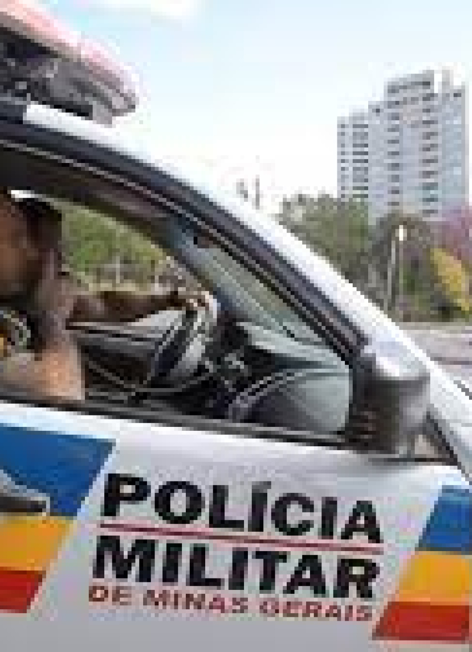 Acidente de trânsito entre moto e carro deixa três pessoas feridas em Divinópolis