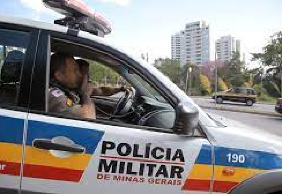 Acidente de trânsito entre moto e carro deixa três pessoas feridas em Divinópolis