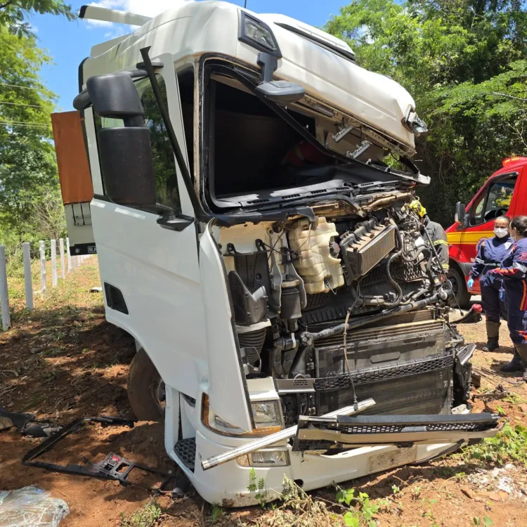 Colisão entre carretas na BR-352 resulta em morte em Pará de Minas