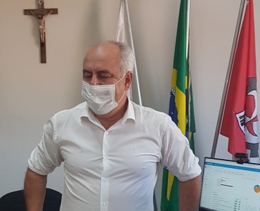 Elias Diniz comentou sobre a liberação do uso de máscaras em ambientes abertos de Pará de Minas e disse que ainda não é momento de relaxar