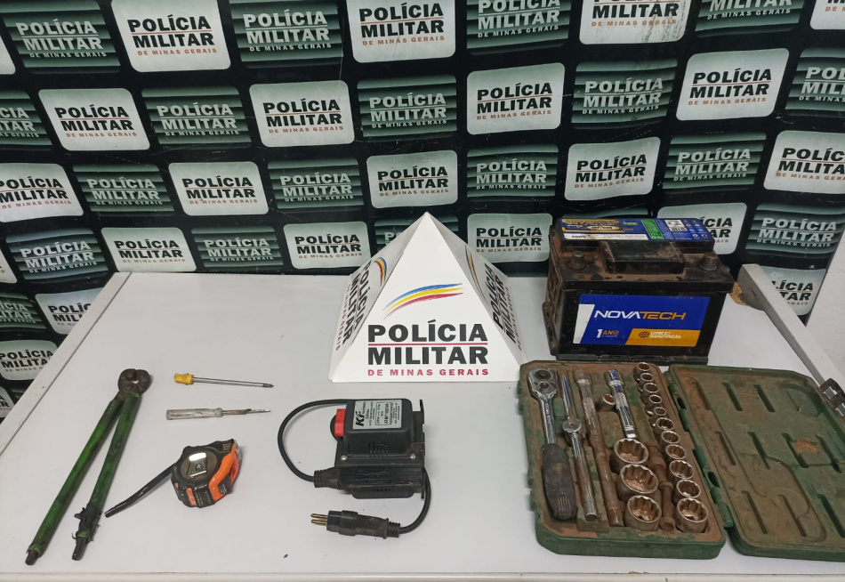 PM PRENDE SUSPEITO DE FURTO E RECUPERA MATERIAL.