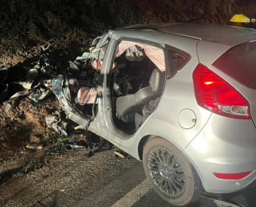 Grave acidente entre carro e caminhão deixa motorista preso às ferragens na MG 431