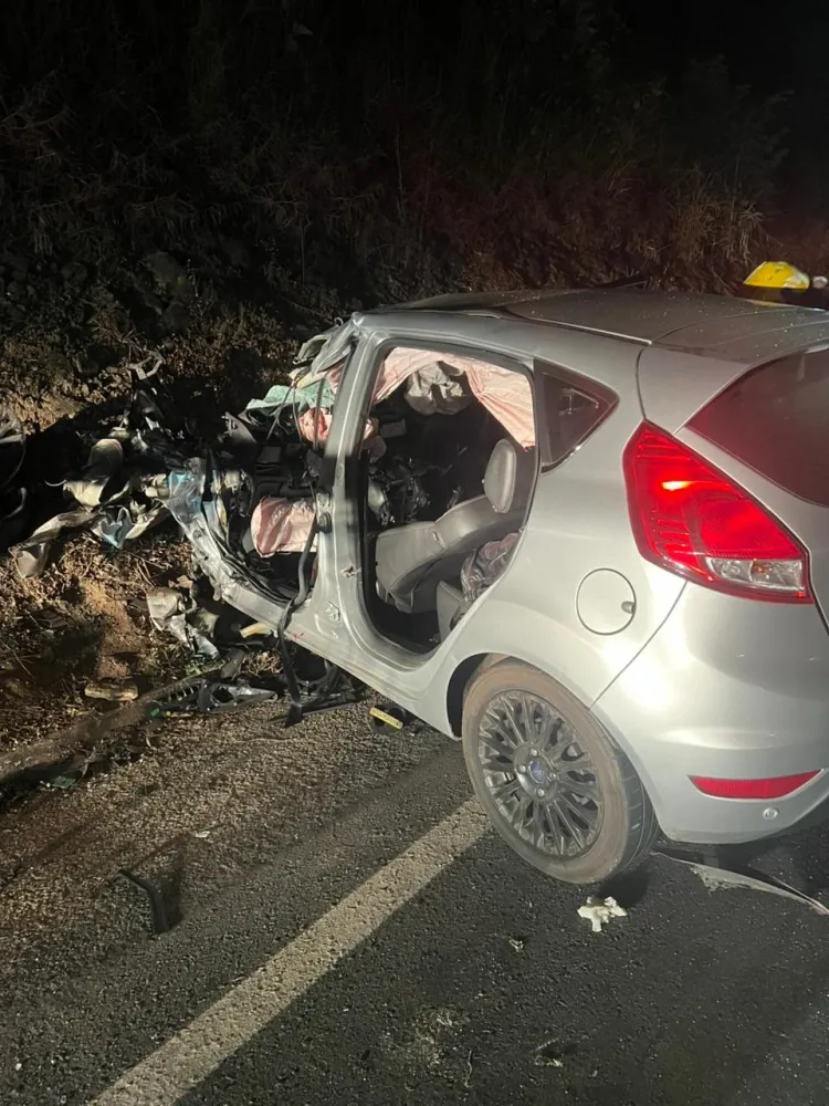 Grave acidente entre carro e caminhão deixa motorista preso às ferragens na MG 431