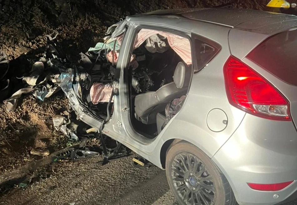 Grave acidente entre carro e caminhão deixa motorista preso às ferragens na MG 431