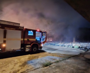 Incêndios de grande porte atingem Pará de Minas e mobilizam Bombeiros