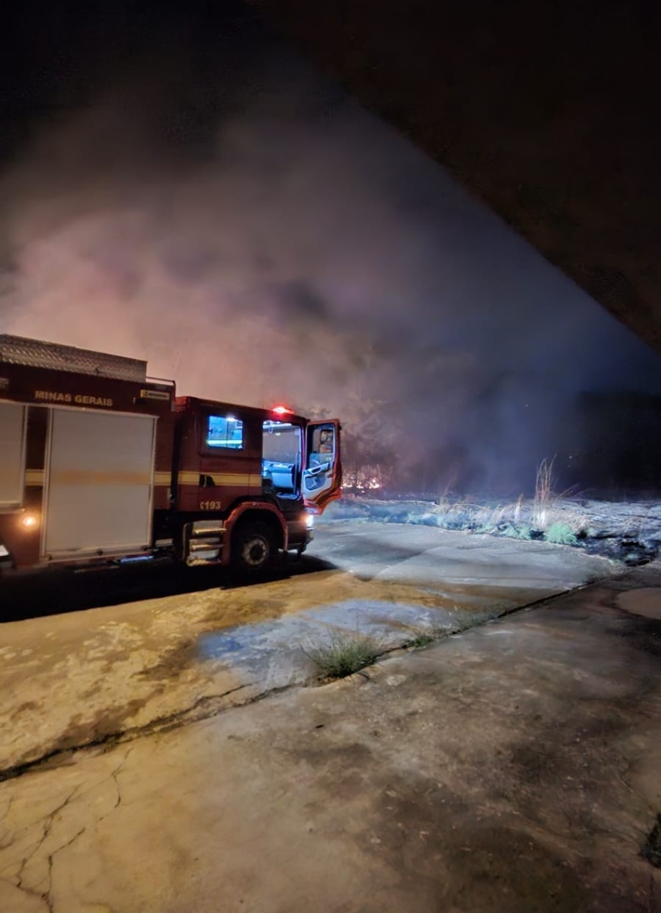 Incêndios de grande porte atingem Pará de Minas e mobilizam Bombeiros