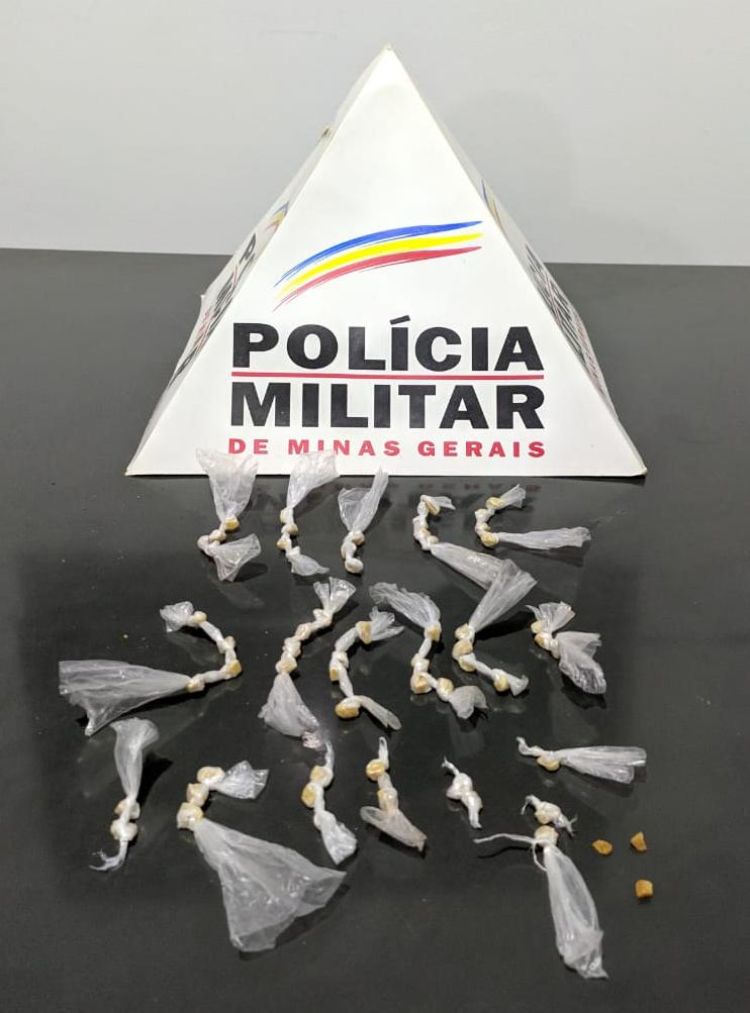 Polícia Militar apreende 61 pedras de crack em Papagaios