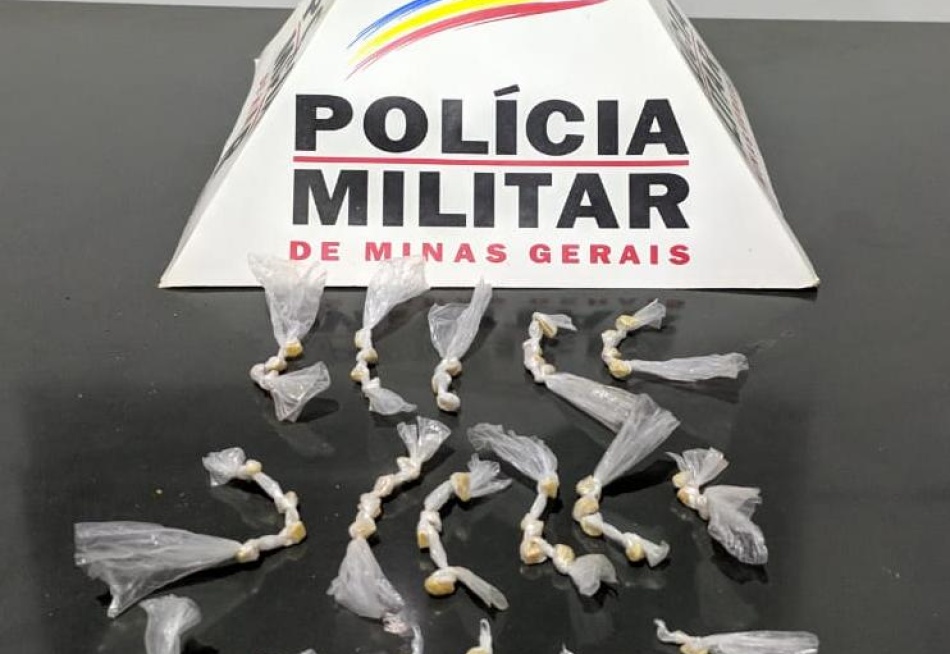 Polícia Militar apreende 61 pedras de crack em Papagaios