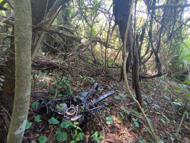 ONÇA DE PITANGUI: CHASSI DE MOTO ROUBADA É ENCONTRADO EM MATAGAL.