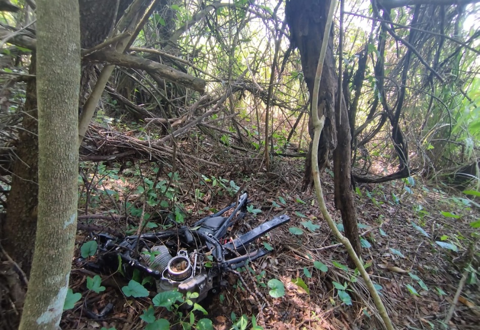 ONÇA DE PITANGUI: CHASSI DE MOTO ROUBADA É ENCONTRADO EM MATAGAL.