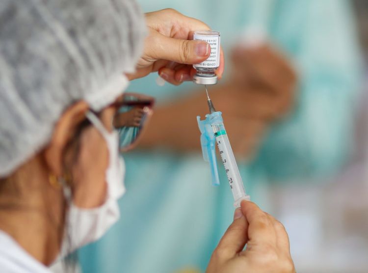 Ministério da Saúde anunciou a vacinação contra a Covid-19 para trabalhadores da educação
