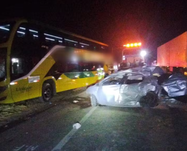 Condutor morre após perder o controle do veículo e colidir com ônibus na BR-262, em Luz (MG)