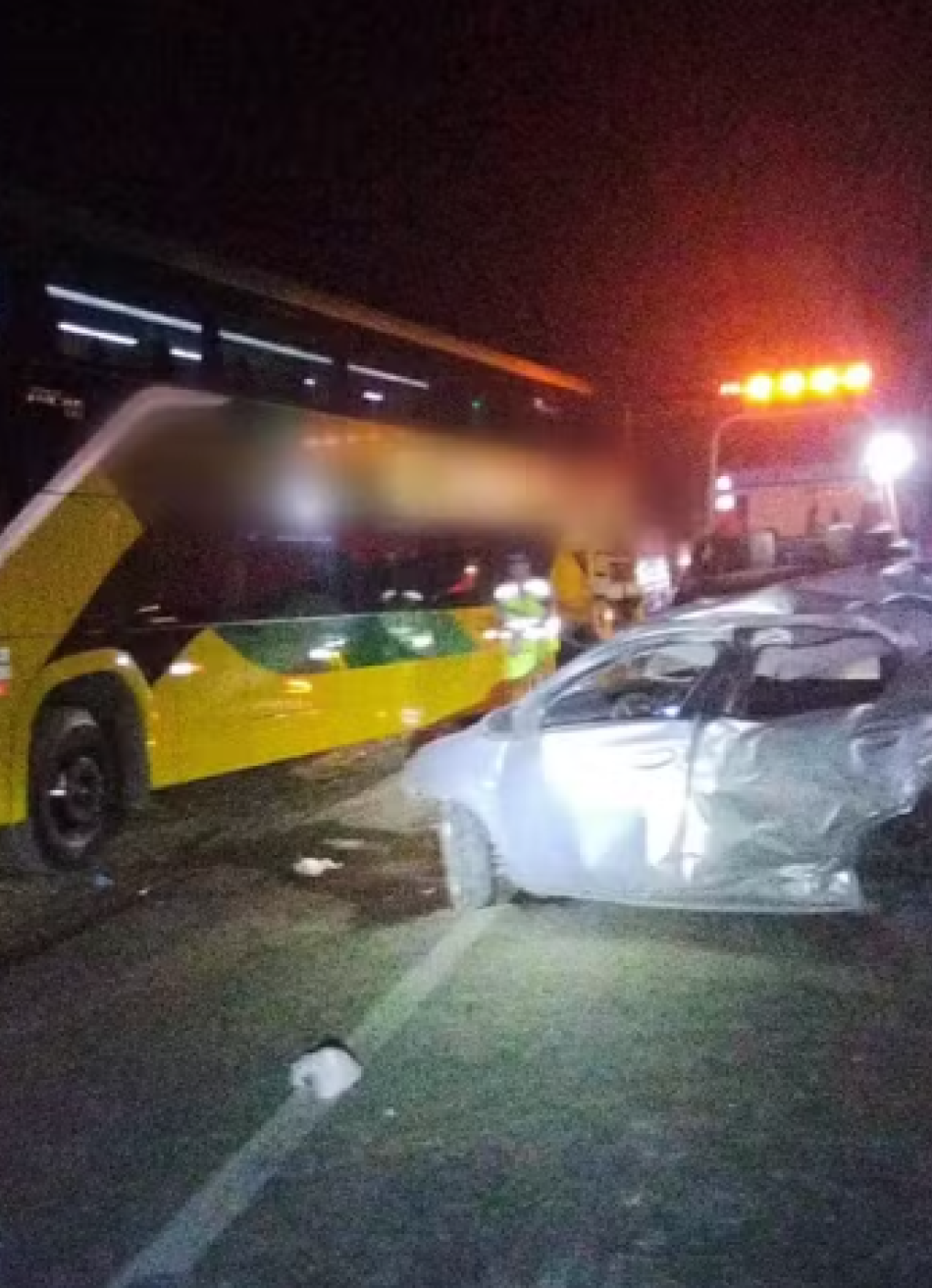 Condutor morre após perder o controle do veículo e colidir com ônibus na BR-262, em Luz (MG)