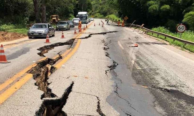 Rodovia MG 050 em Juatuba está interditada para obras de recuperação