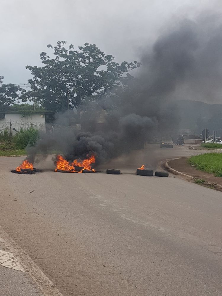 Moradores do bairro Santos Dumont queimam pneus e interditam trecho da BR 352 em protesto contra acidentes