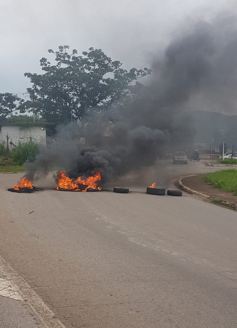 Moradores do bairro Santos Dumont queimam pneus e interditam trecho da BR 352 em protesto contra acidentes
