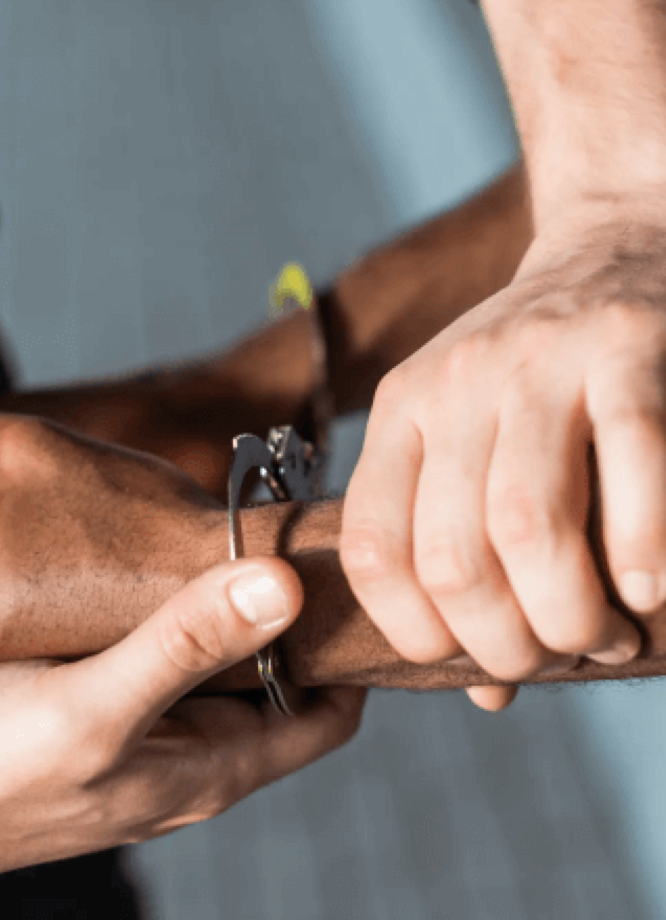 HOMEM DETIDO PORTANDO BUCHAS DE MACONHA