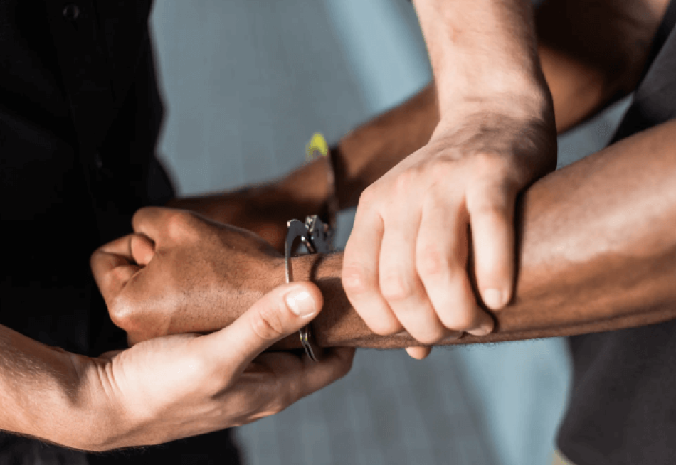 HOMEM DETIDO PORTANDO BUCHAS DE MACONHA
